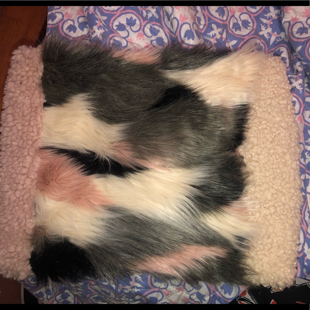 Betsy Johnson faux fur scarf